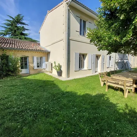 Holiday home Des Vendangeurs 4 Etoiles - 10 Personnes Bourg-sur-Gironde